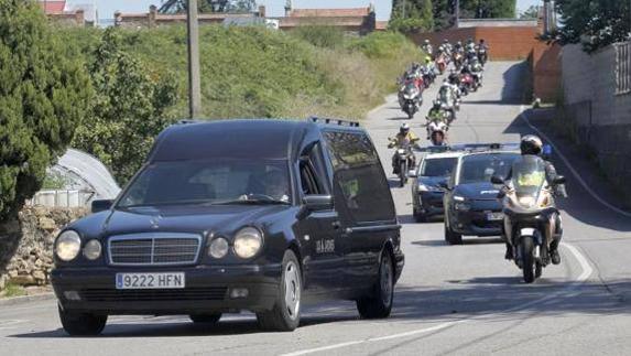 Un centenar de motoristas ha escoltado el féretro de Santiago Fernandez Pevida