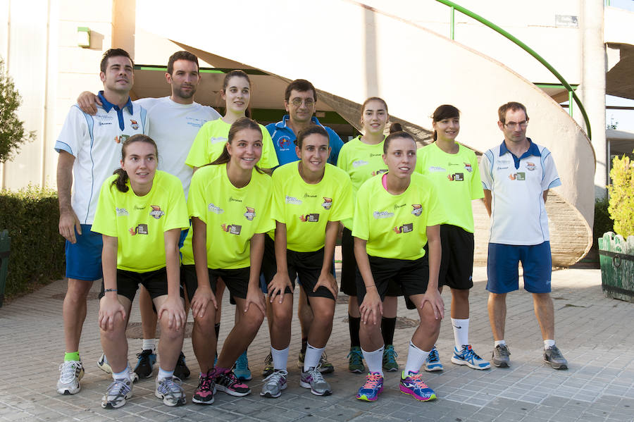 Las jugadoras y el cuerpo técnico del Naturpellet Segovia posan antes del primer entrenamiento.