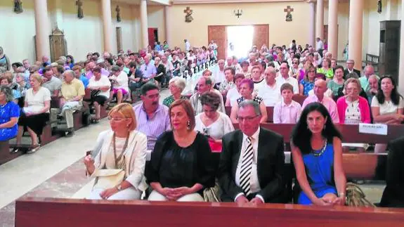 La alcaldesa, Rosa Juanes;junto a la presidenta de la Diputación, Ángeles Armisén, ayer, en la celebración de la misa en honor de Santa Rosa de Lima en Venta de Baños