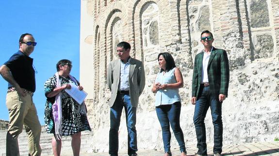 Javier Hernanz (izquierda), Julia Montalvillo, Ignacio Ruiz, Nuria Fernández y Manuel Lara conversan junto a la iglesia de San Esteban durante la visita a la judería de Cuéllar. 
