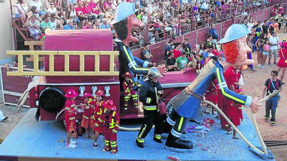 La carroza ‘Camión de bomberos’, ganadora de esta edición. El Norte