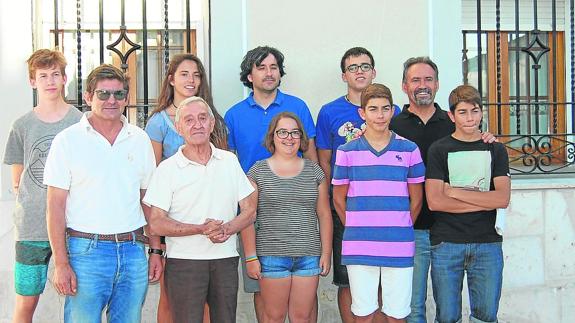 Ismael Peña (segundo por la izquierda), durante los actos celebrados en Fuentepiñel. 
