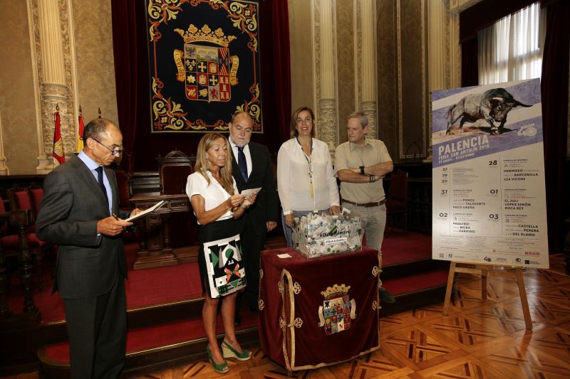 La diputada de Cultura, Carmen Fernández, lee el nombre de uno de los agraciados. A su lado, Julio G. Calzada, Ángeles Armisén y Carlos Martín Santoyo. 