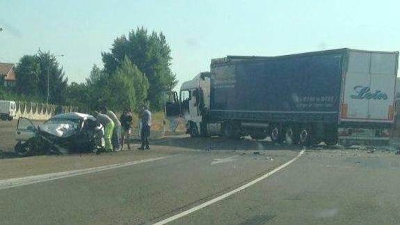 Imagen del lugar del accidente antes de llegar los equpos de Emergencias.
