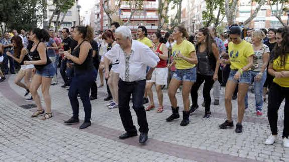 Varias personas bailan salsa en la Plaza de la Circular durante las pasadas fiestas. 