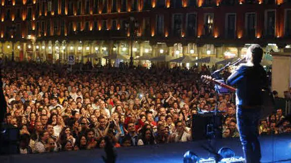 Álvaro Urquijo, de Los Secretos, en un concierto en la Plaza Mayor de las fiestas de 2014. 