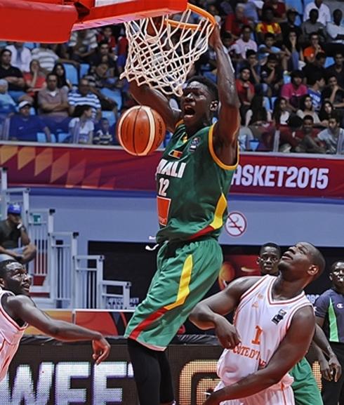 Sidibe machaca el aro de Costa de Marfil en el Afrobasket. EL NORTE