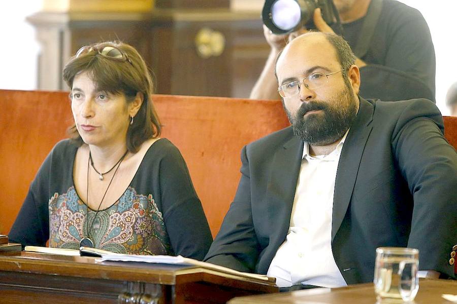 Los concejales de León en Común, Santiago Ordóñez y Victoria Rodríguez, durante un pleno.