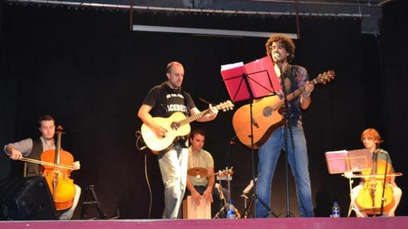Javier Andrés (chelo), Fidel Acebes (guitarra), Alberto Ruiz (percusión), Daniel Acebes (guitarra y voz) y Cesáreo Muñoz (chelo), durante el concierto del martes Olombrada.