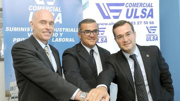 Mike Hansen, presidente; Paco García, técnico, y Javier Gómez, de Comercial Ulsa. 