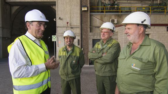 El presidente de Iberdrola, Ignacio Galán, con algunos trabajadores de la compañía. 