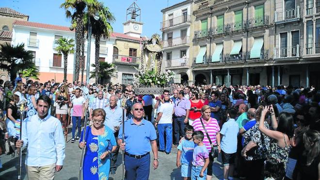 Procesión con Santa Teresa a su paso por laPlaza Mayor de Alba de Tormes y con el Ayuntamiento de la villa ducal de fondo. 