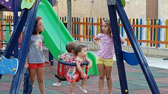 Parque infantil en Meneses de Campos.