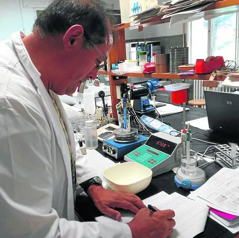 Un trabajador anota unos datos en el laboratorio de la Diputación Provincial. 