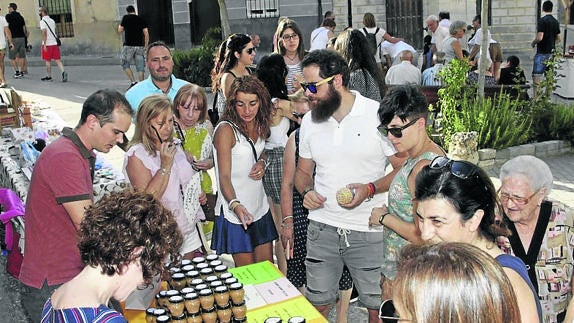 El mercado artesano anima las fiestas patronales de Piñel de Arriba