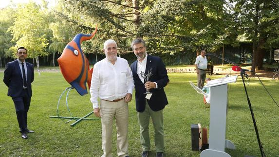 A la derecha, Ignacio Cosidó junto al escultor Carlos Mediavilla.