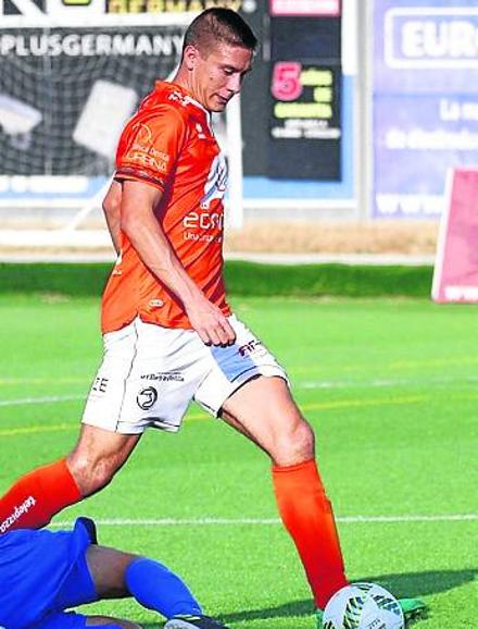 Diego del Castillo supera a un rival del Villaralbo el pasado sábado. 