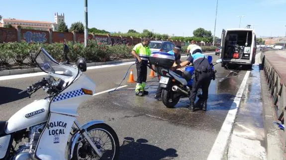 Los agentes de Policía retiran la moto accidentada en la avenida de Zamora.