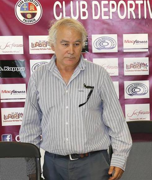 Francisco Serrano, durante la rueda de prensa en la que anunció los resultados de la consulta a los socios sobre su entrada en el club.Antonio Quintero