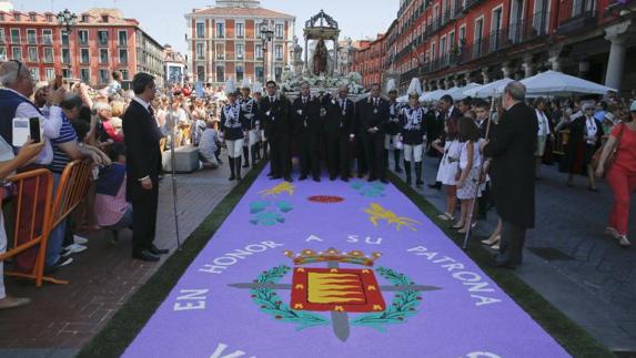 Procesión de la Virgen de San Lorenzo sobre la alfombra floral en las Ferias y Fiestas de la Virgen de San Lorenzo 2015.