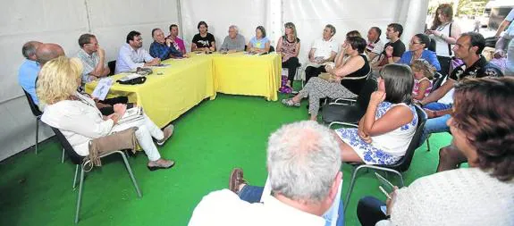 Los escritores, durante la mesa celebrada en el ‘Día de la provincia’.