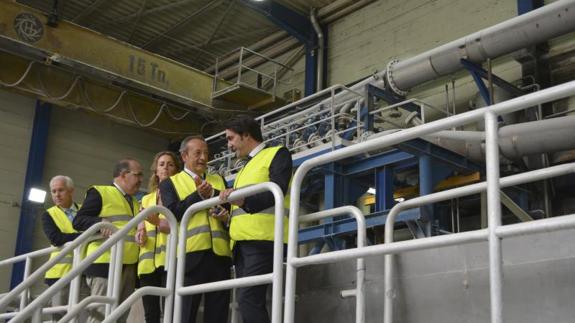 El presidente de Europac, José Miguel Isidro, segundo por la derecha, explica al consejero Suárez-Quiñones, ell funcionamiento de la planta, ayer en Dueñas. 