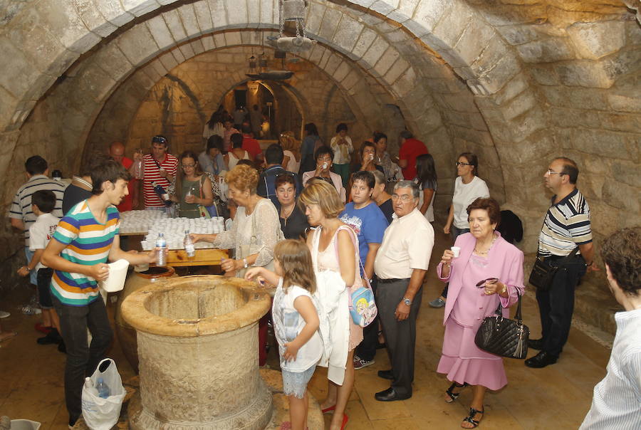 Numerosos palentinos beben agua de la cripta, el pasado San Antolín. 