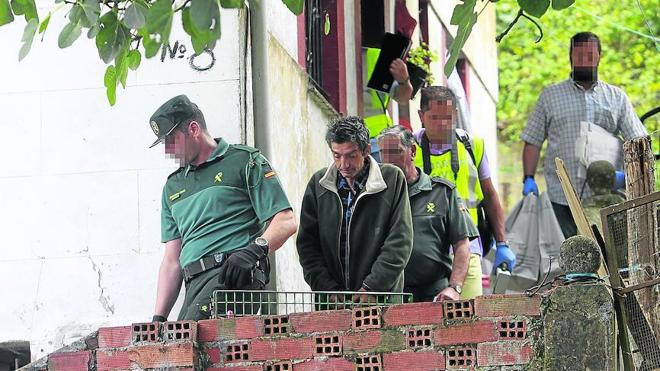 El supuesto agresor acompaña a los agentes durante la reconstrucción de los hechos.