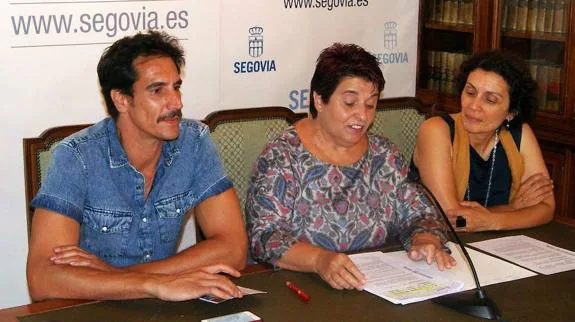 Rodrigo Poisón, con Clara Luquero y Marifé Santiago en la presentación del ciclo. 