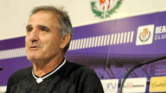 El entrenador del Real Valladolid, durante la rueda de prensa previa al primer partido oficial de la temporada en el Estadio José Zorrilla