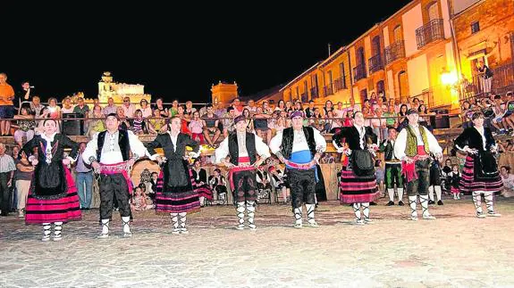 Actuación del grupo de danzas de Turégano, durante la Semana Cultural.