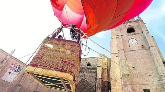 El globo aerostático de las Fuerzas Armadas en el aire junto a la catedral.