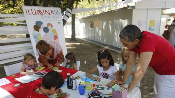 Algunos pequeños participantes en el taller de lectura Ilumina Catilla y León, junto a la ilustradora Cintia Martín y narradora Isabel Benito.