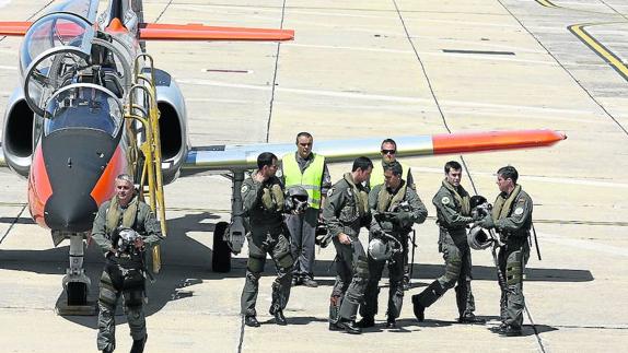 Un avión militar permanece estacionado en una de las pistas de Matacán. 