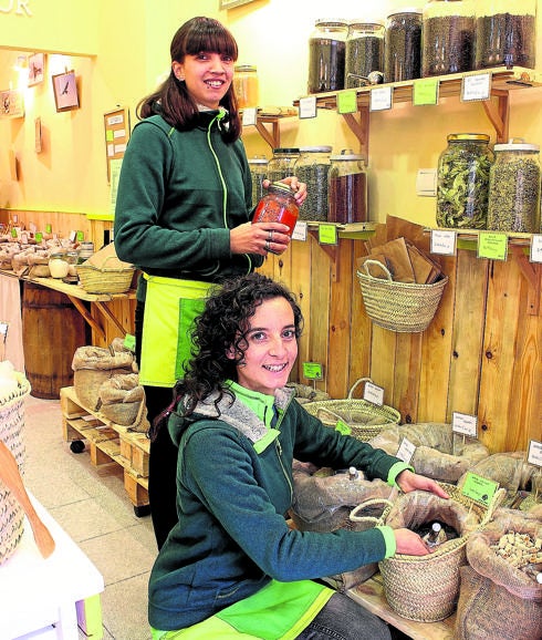 Beatriz y Soraya, en su tienda de la avenida de la Constitución. 