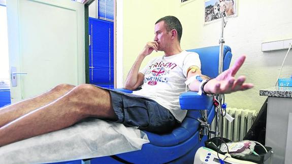 Un donante se somete a la extracción en el punto fijo del hospital Virgen Vega de Salamanca. 