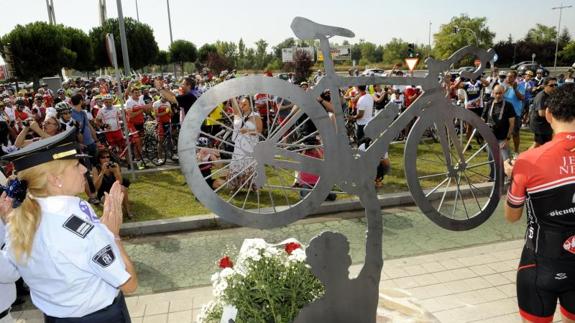 La jefa de Policía, Julia González, y Óscar Negro, hermando del ciclista atropellado en la VA-30, Jesús Negro, descubren la escultura ante más de trescientos aficionados. 