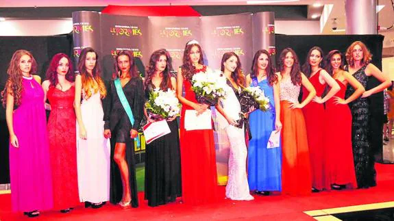 Las premiadas rodean a Patricia Hernández (Miss Turismo CyL), en el centro de rojo, para la foto de familia.