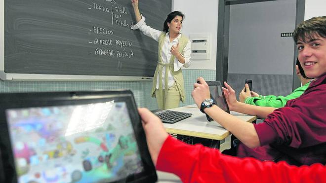 Alumnos del instituto Tomas Bretón de Villamayor utilizan las tablets en sus clases. 
