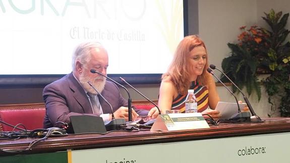 El comisario europeo Arias Cañete junto a Sonia Andrino, jefa de la sección de Castilla y León en las jornadas sobre cooperativismo agrario de El Norte de Castilla. 
