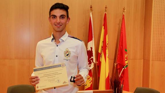 Carlos Gandiaga muestra el premio.