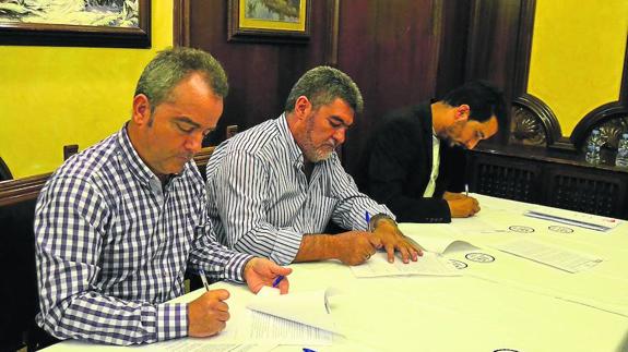 Joaquín Pellicer, Juan Tomás Muñoz y Domingo Benito en junio de 2015 firmando el acuerdo de gobierno.