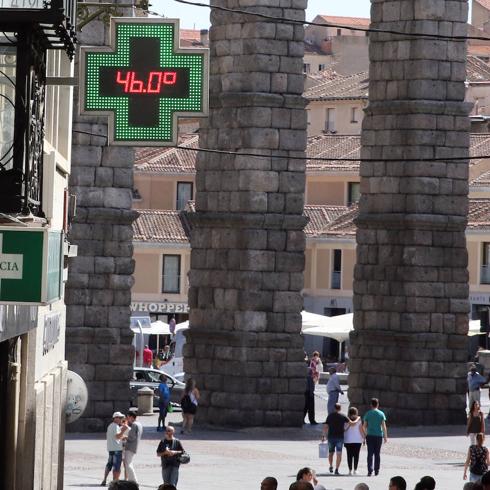 El termómetro marca 46 grados después de varias horas dándole el sol de plano.