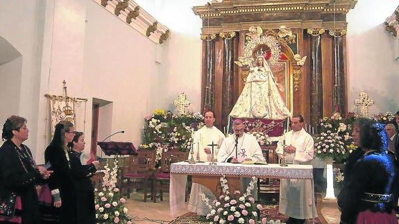 El obispo, en el centro, oficia la misa en honor de la Virgen de la Cruz. 