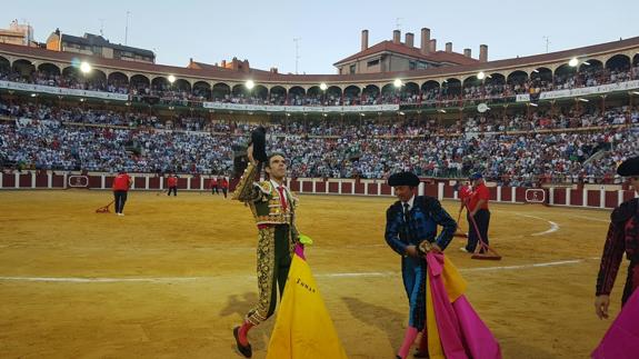 José Tomás saluda al público durante su segunda vuelta al ruedo.