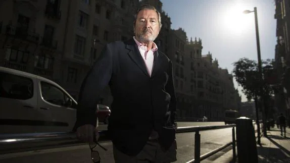 El periodista navarro en la Gran Vía de Madrid. 