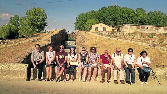 Los ganadores del concurso posan junto al Canal de Castilla.