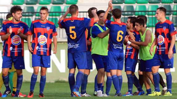 Jugadores de la Segoviana celebran un gol.