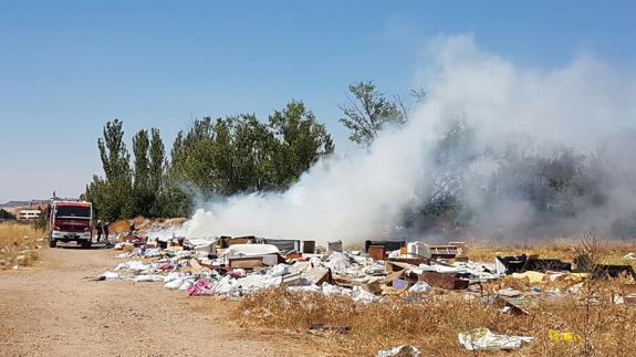 Los bomberos acuden a sofocar un incendio en el Camino Juana Jugán de Valladolid