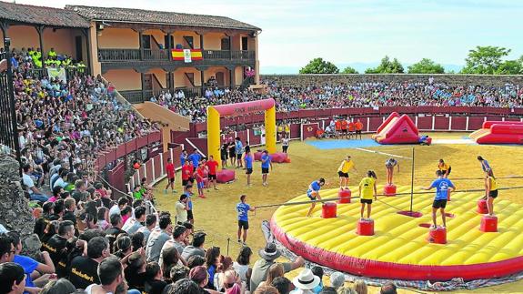 La plaza de toros se llenó por completo de gente para disfrutar del Humor Amarillo de las peñas.